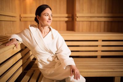 Nachdenkliche Frau in Sauna