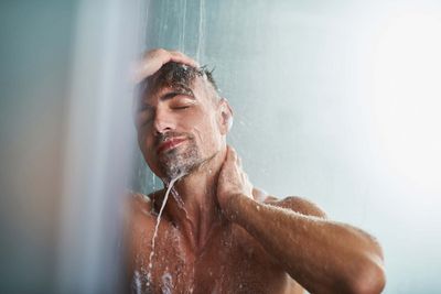 Mann mit Bart genießt Dusche