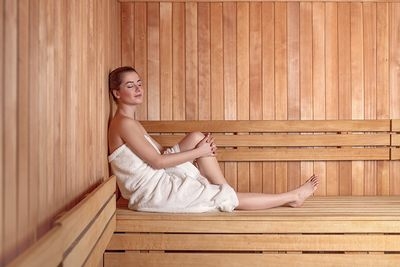 Entspannte Frau in Sauna