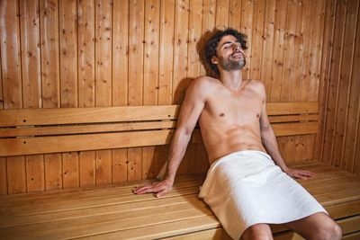 Entspannter Mann in Sauna